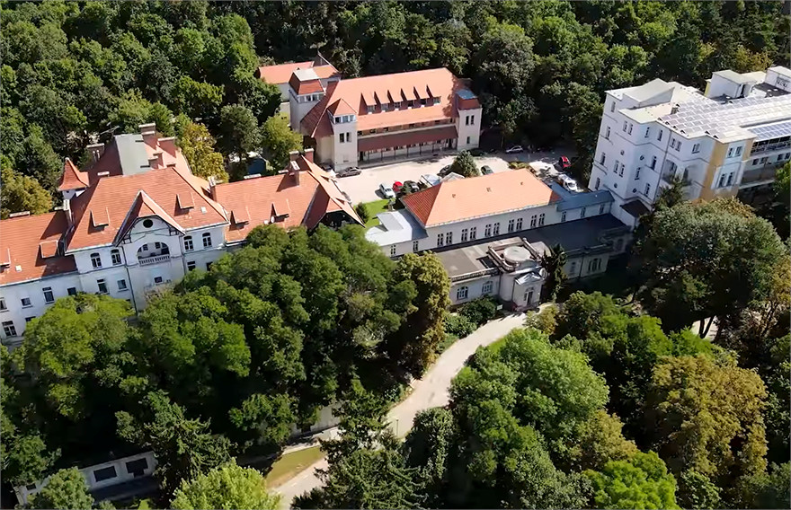 Korányi intézet A- B hall főbejárat Korányi Frigyes mellszobrával
